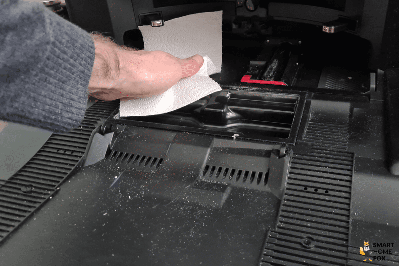 Ванночка для салфетки Roborock S8 Pro Ultra Station очищается салфеткой Zewa.